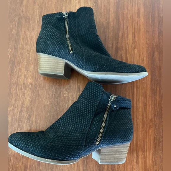JustFab Black Booties Size 6 - Picture 1 of 9
